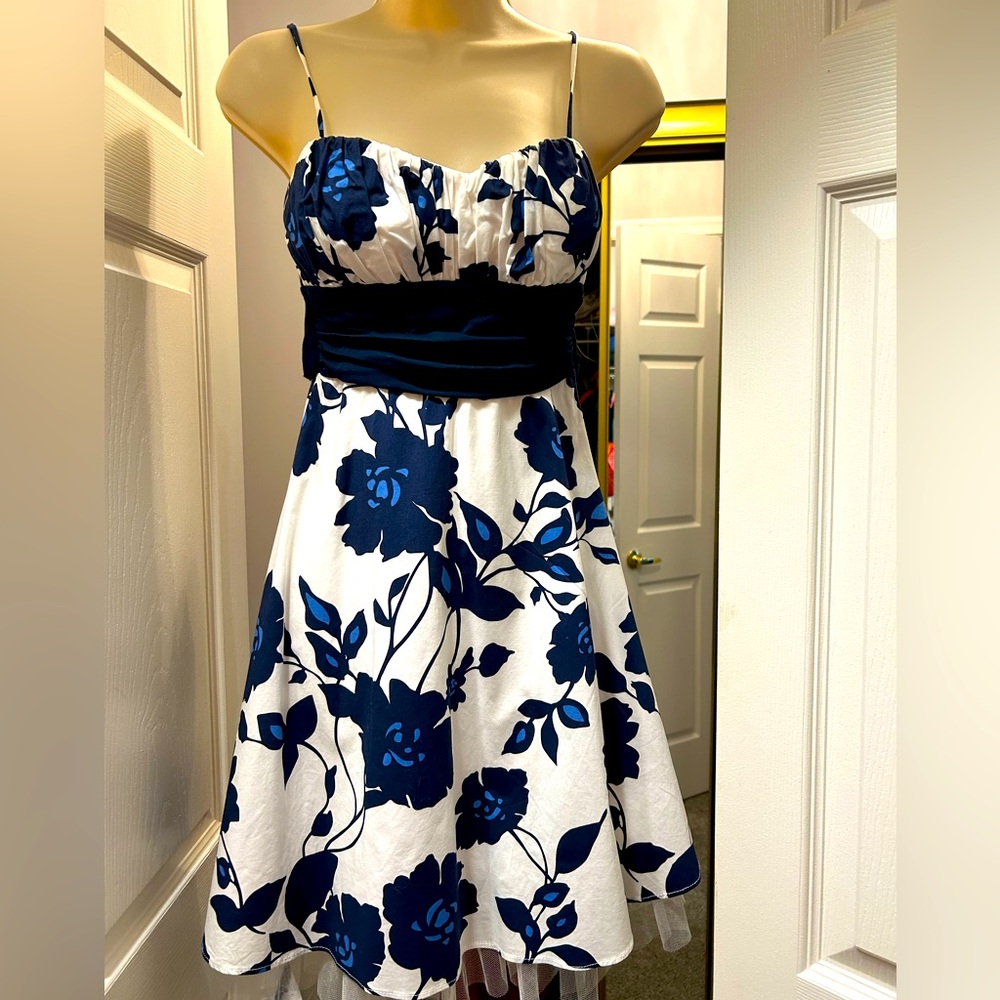 b. Darlin perfect Summer Floral Dress with layered skirt. Size 3/4